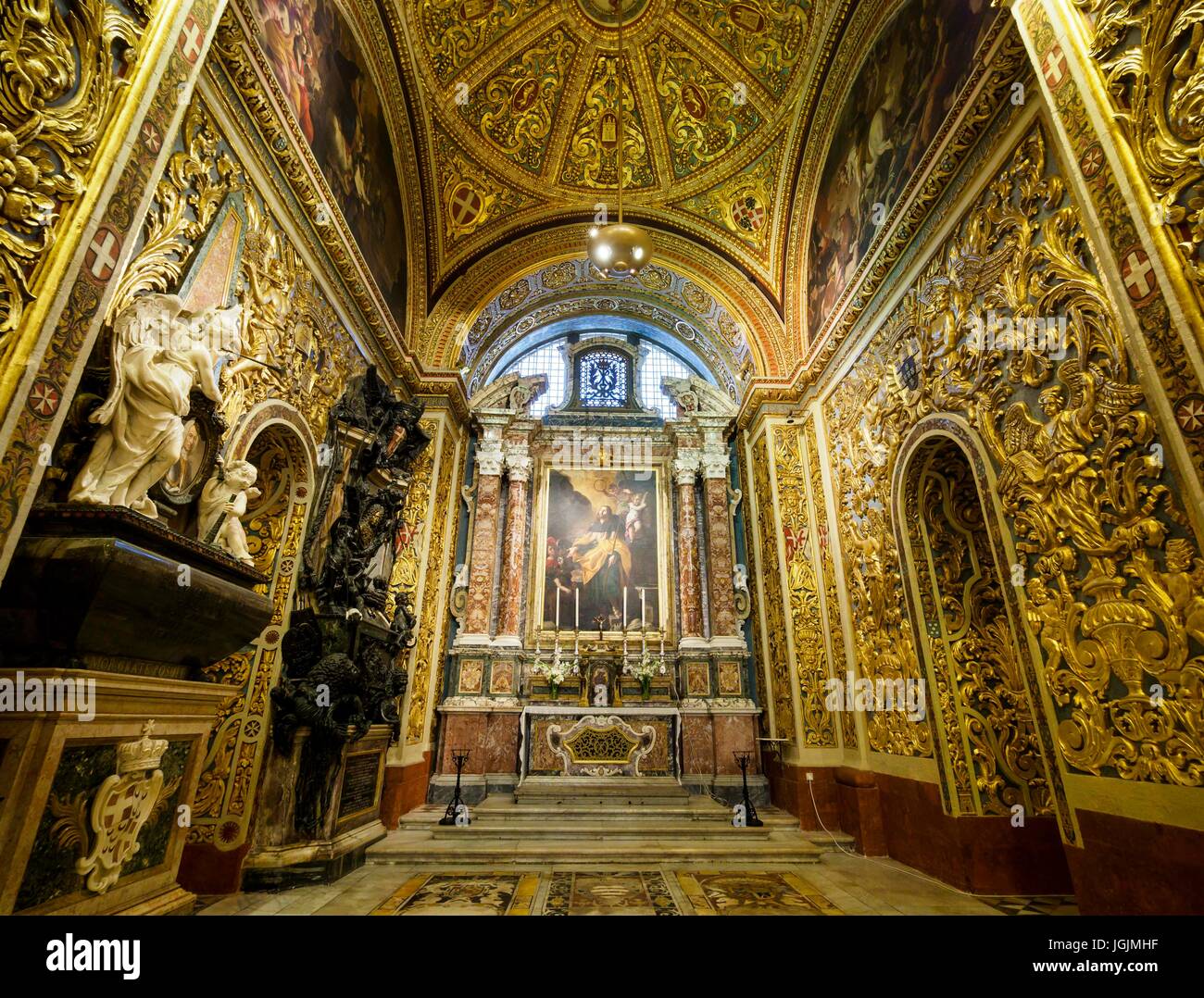 Vista interior de la concatedral de San Juan en la capital La Valeta / Malta. Foto de stock