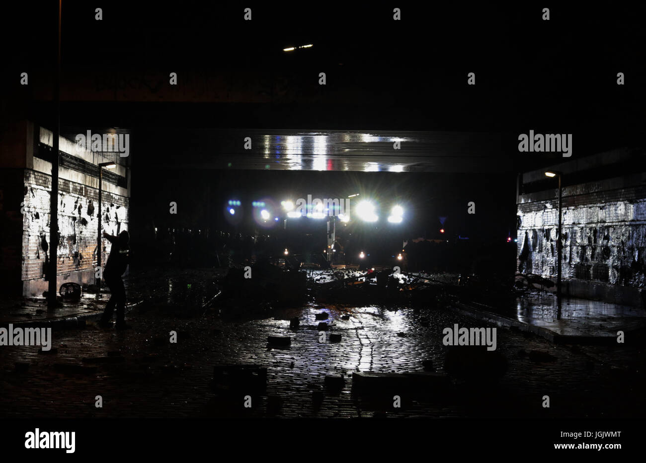 Hamburgo, Alemania. 07 de julio, 2017. Las protestas de la Cumbre del G20 en Hamburgo. Un manifestante arroja piedras a un par de policías watercannons Crédito: Conall Kearney/Alamy Live News Foto de stock