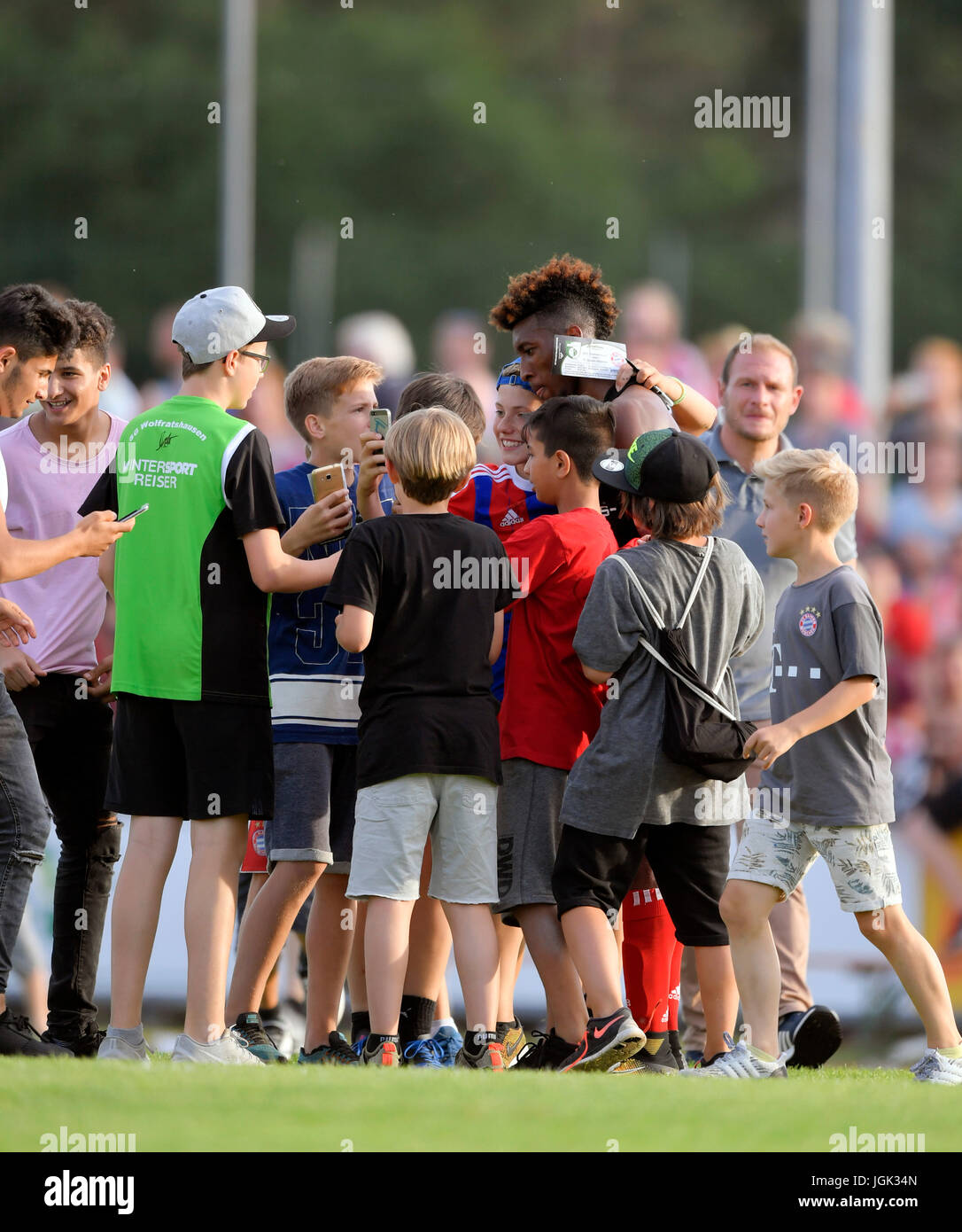 06.07.2017, 1.Bundesliga 2017/2018 Fussball, Saisonvorbereitung, MPC Wolfratshausen - FC Bayern München, im Stadion Wolfratshausen. Kingsley Coman (Bayern München) nach dem Spiel umringt von jungen Fans die Autogramme und Selfies möchten. Foto: Cronos/SIG Foto de stock