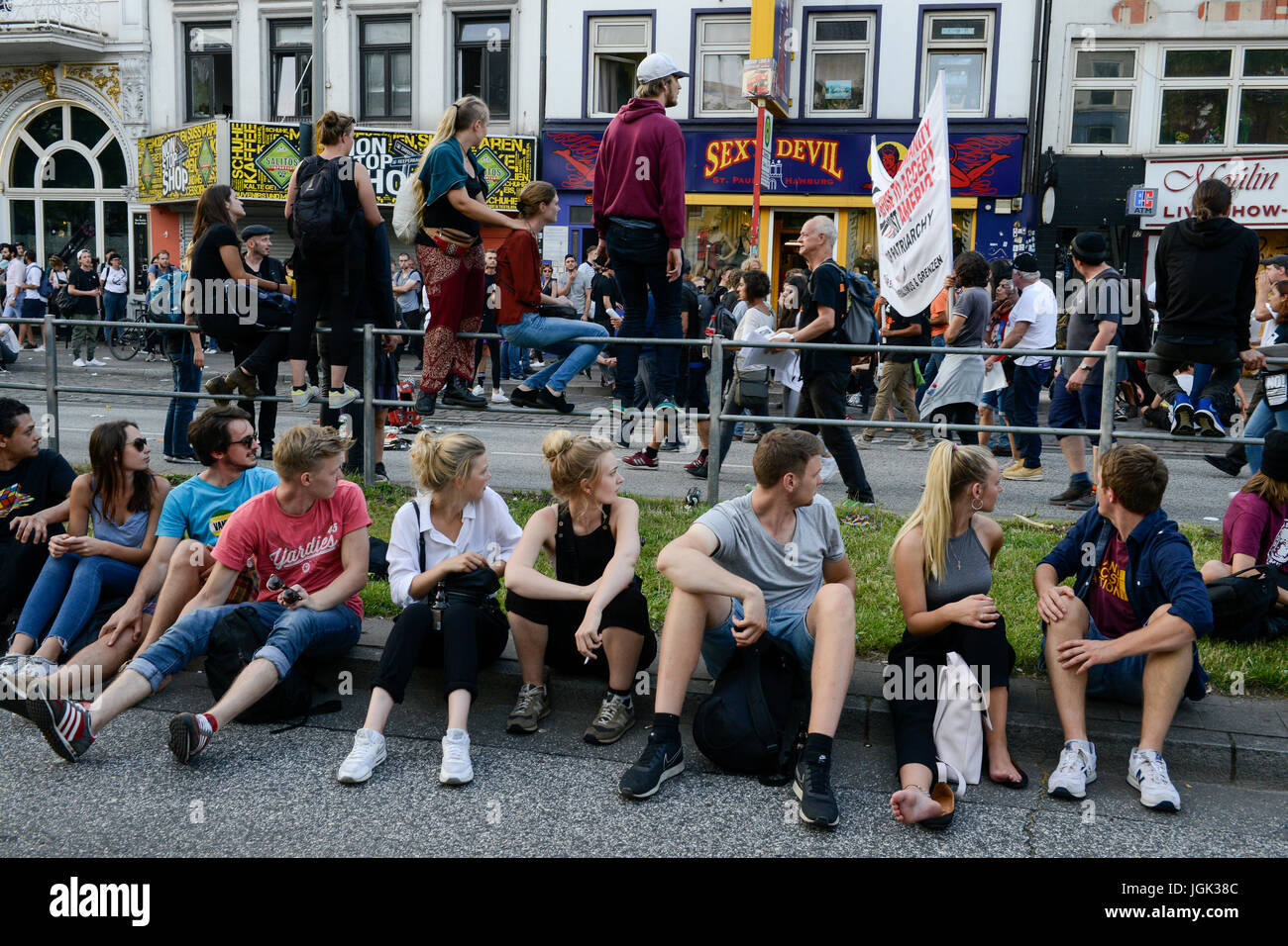 Hamburgo, Alemania. 07 de julio, 2017. Alemania, Hamburgo, protesta en Reeperbahn en St. Pauli contra la cumbre del G-20 en julio de 2017/Deutschland, Hamburgo, St. Pauli, demostración de protesta auf der Reeperbahn Gipfel gegen G20 en Hamburgo Crédito: Joerg Boethling/Alamy Live News Foto de stock