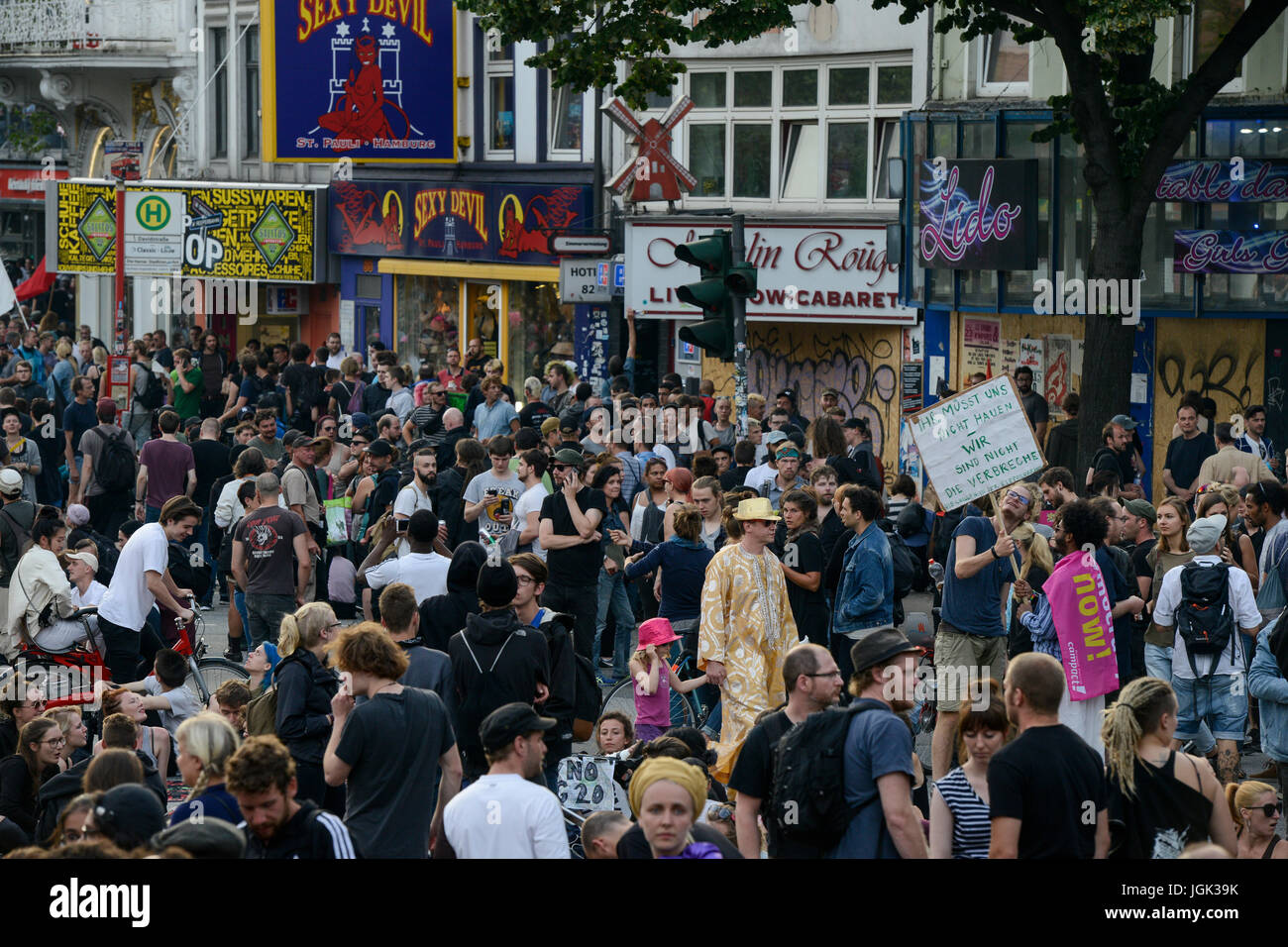 Hamburgo, Alemania. 07 de julio, 2017. Alemania, Hamburgo, protesta en Reeperbahn en St. Pauli contra la cumbre del G-20 en julio de 2017/Deutschland, Hamburgo, St. Pauli, demostración de protesta auf der Reeperbahn Gipfel gegen G20 en Hamburgo Crédito: Joerg Boethling/Alamy Live News Foto de stock