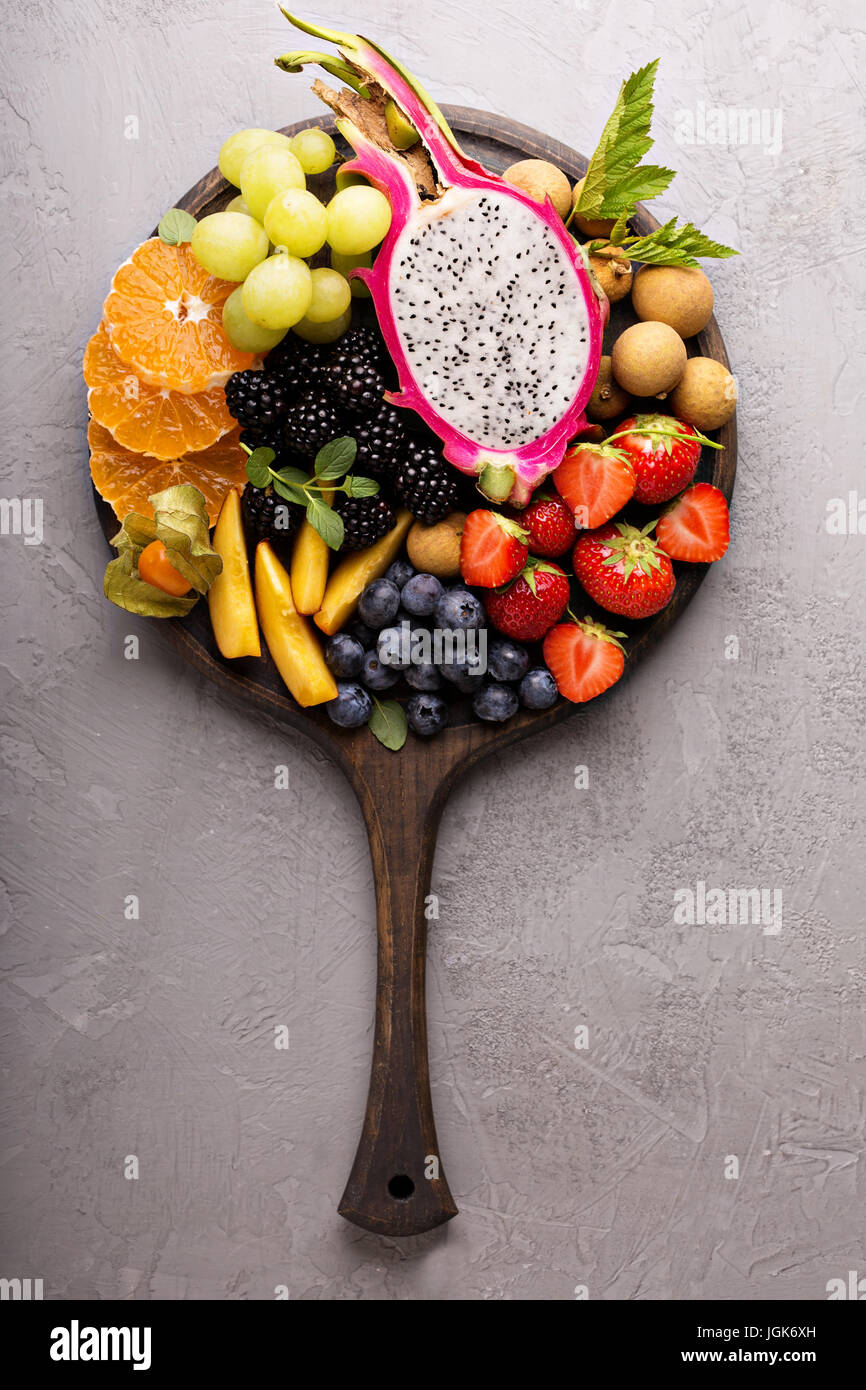 Frutas exóticas en una bandeja Foto de stock