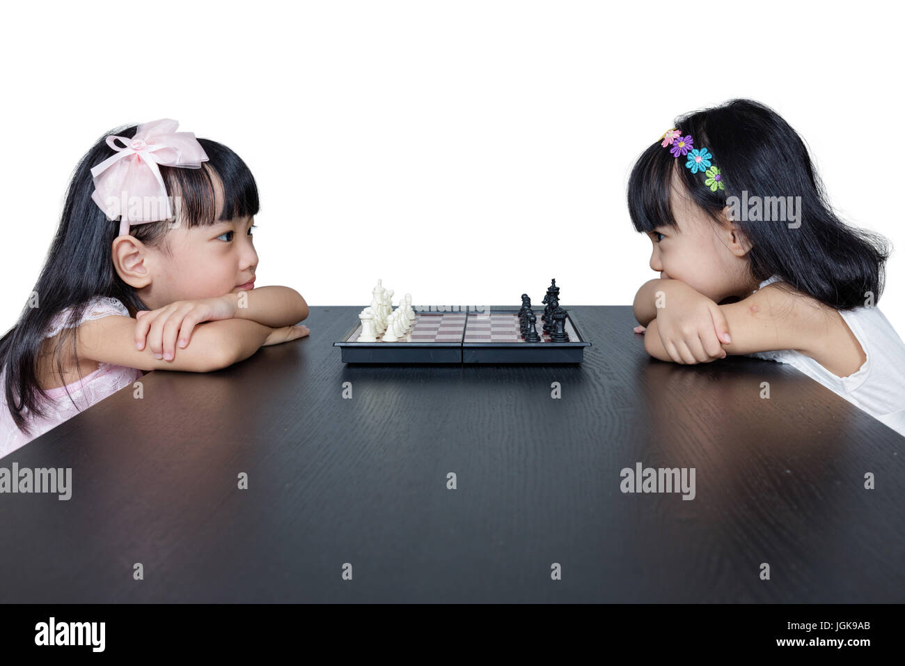 Chino Asia hermanitas jugando ajedrez juntos en casa. Foto de stock