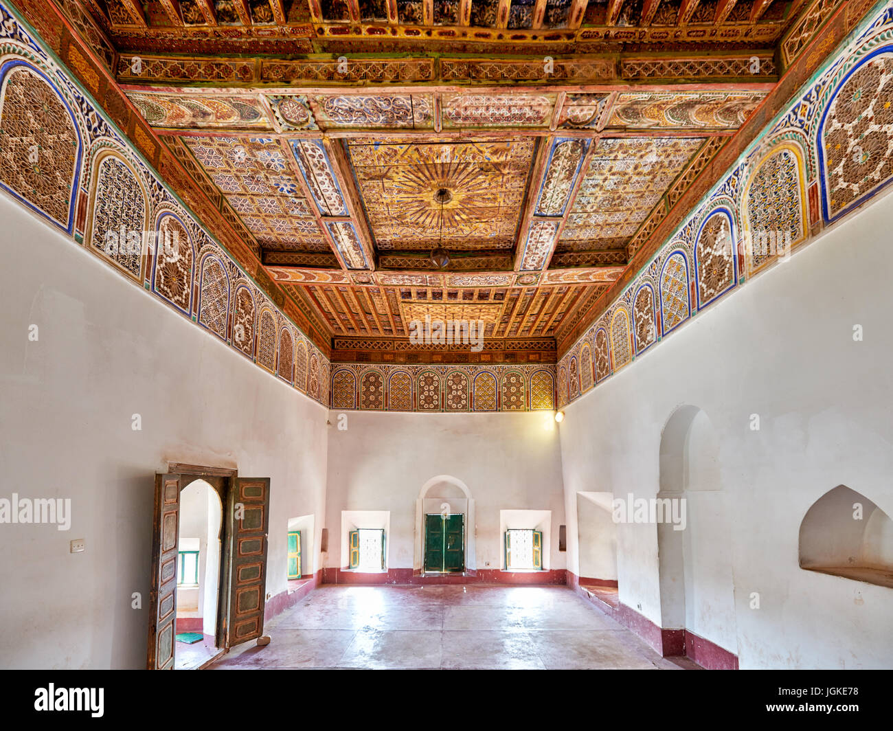 Dentro de tiro con techo decorado interior Kasbah Taourirt, Ouarzazate, Marruecos, África Foto de stock