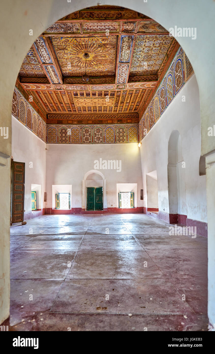 Dentro de tiro con techo decorado interior Kasbah Taourirt, Ouarzazate, Marruecos, África Foto de stock