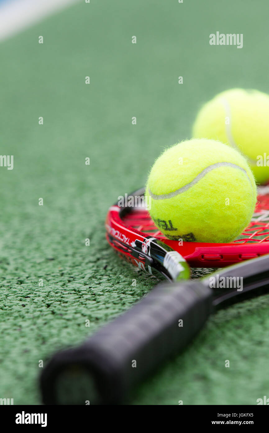 Raqueta de tenis y pelotas. Foto de stock