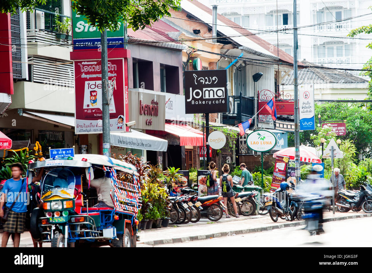 Setthathirath Road escena callejera con modernos restaurantes de moda, en Vientiane, Laos Foto de stock