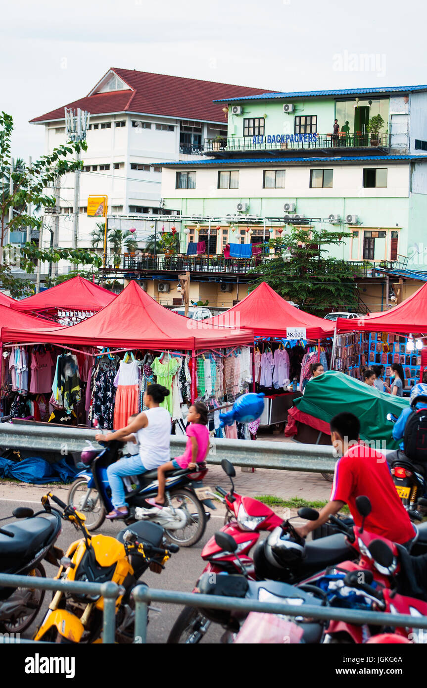 Mercado Nocturno y moto parking, Fa Ngoum Road, en Vientiane, Laos Foto de stock