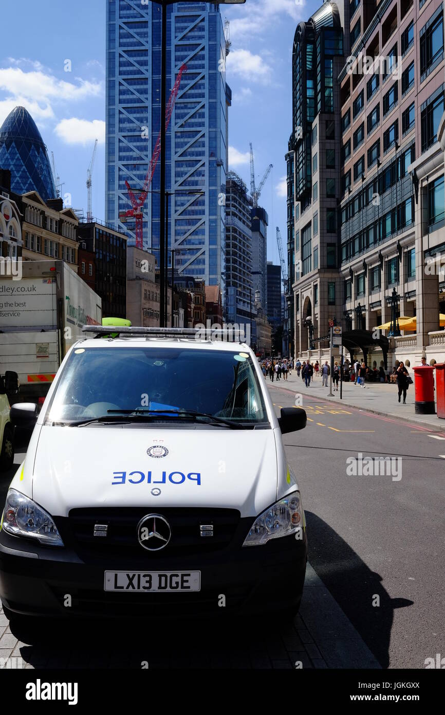 Los vehículos de la policía británica de transporte en Liverpool Street, Londres debido a la amenaza del terrorismo a las redes ferroviarias y de metro de Londres. Foto de stock