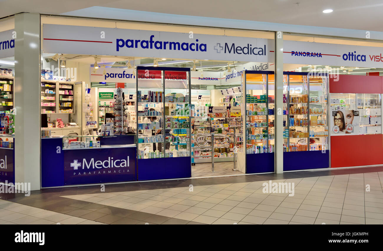 Farmacia italiana en mall Fotografía de stock - Alamy
