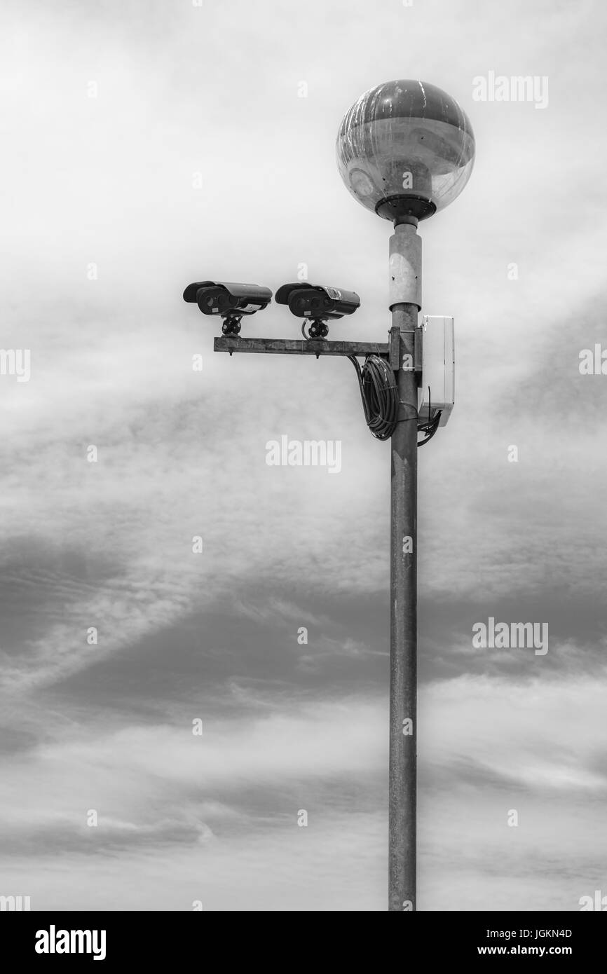 Vigilancia CCTV cámaras montadas en el poste de la luz. La metáfora "big brother is watching you", de 1984, el terrorismo, el miedo y la vigilancia en masa, activistas de privacidad Foto de stock