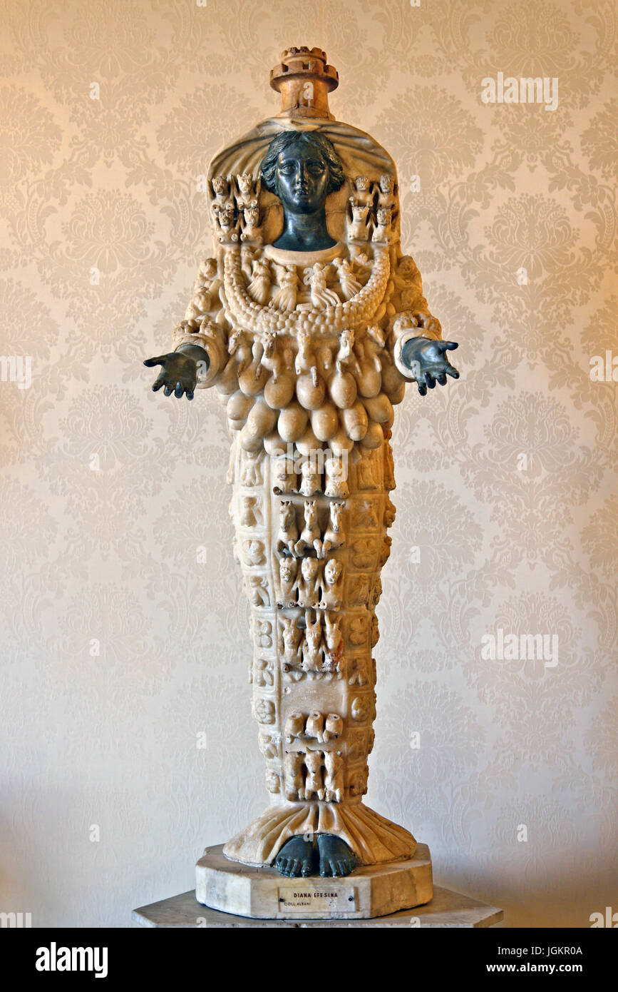 Estatua de mármol y bronce de Artemis (Diana) de Éfeso, el Palazzo dei Conservatori, Museos Capitolinos, Roma, Italia. Foto de stock