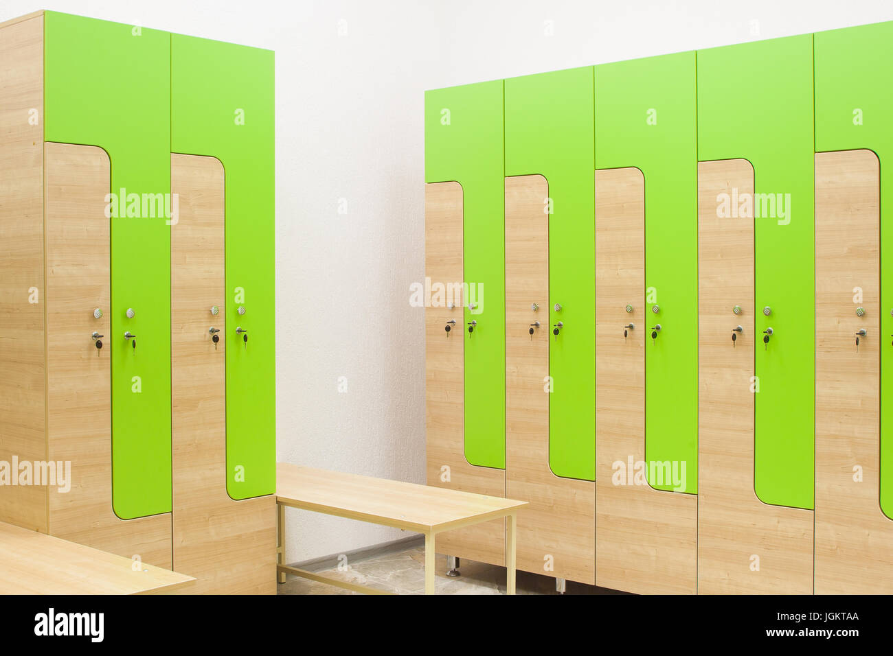 Verde y madera vestuario deportivo en el gimnasio para la ropa y
