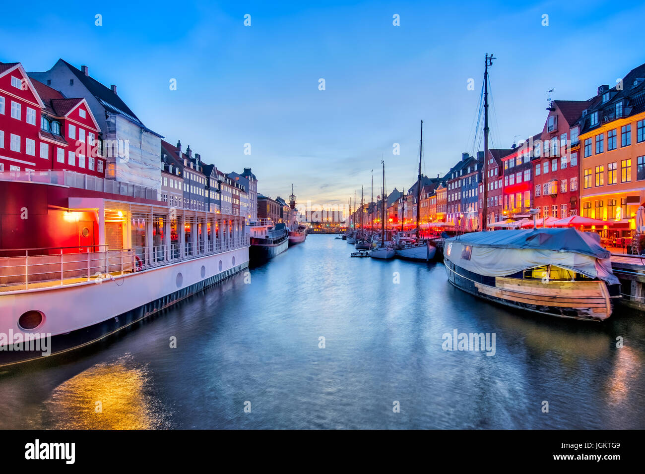 Nyhavn con coloridas fachadas de casas antiguas en Copenhague, Dinamarca Foto de stock