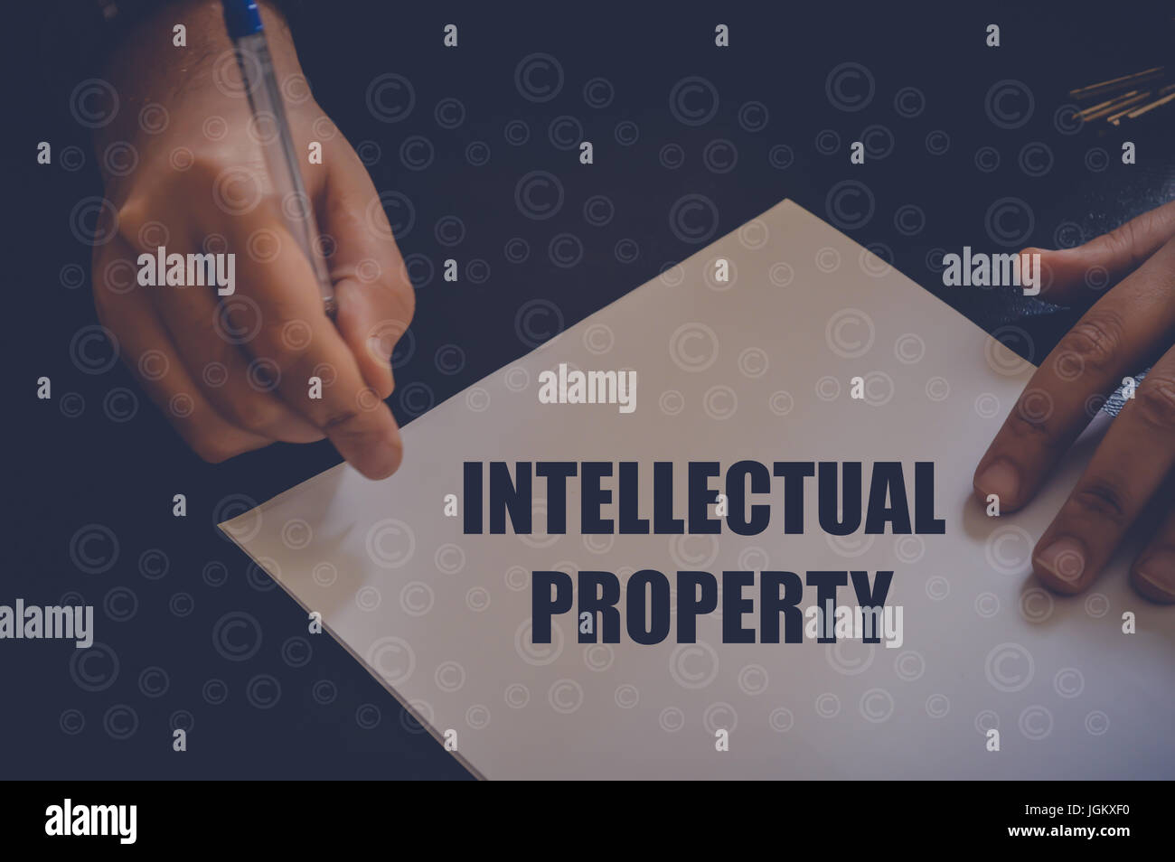Propiedad intelectual sobre papel blanco, escrita por el empresario en la oficina Foto de stock
