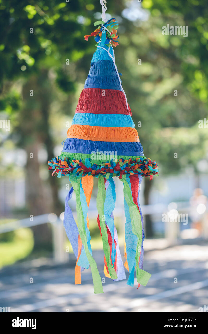 Apariencia ambición Tierra Colorida piñata en forma de cono Fotografía de stock - Alamy