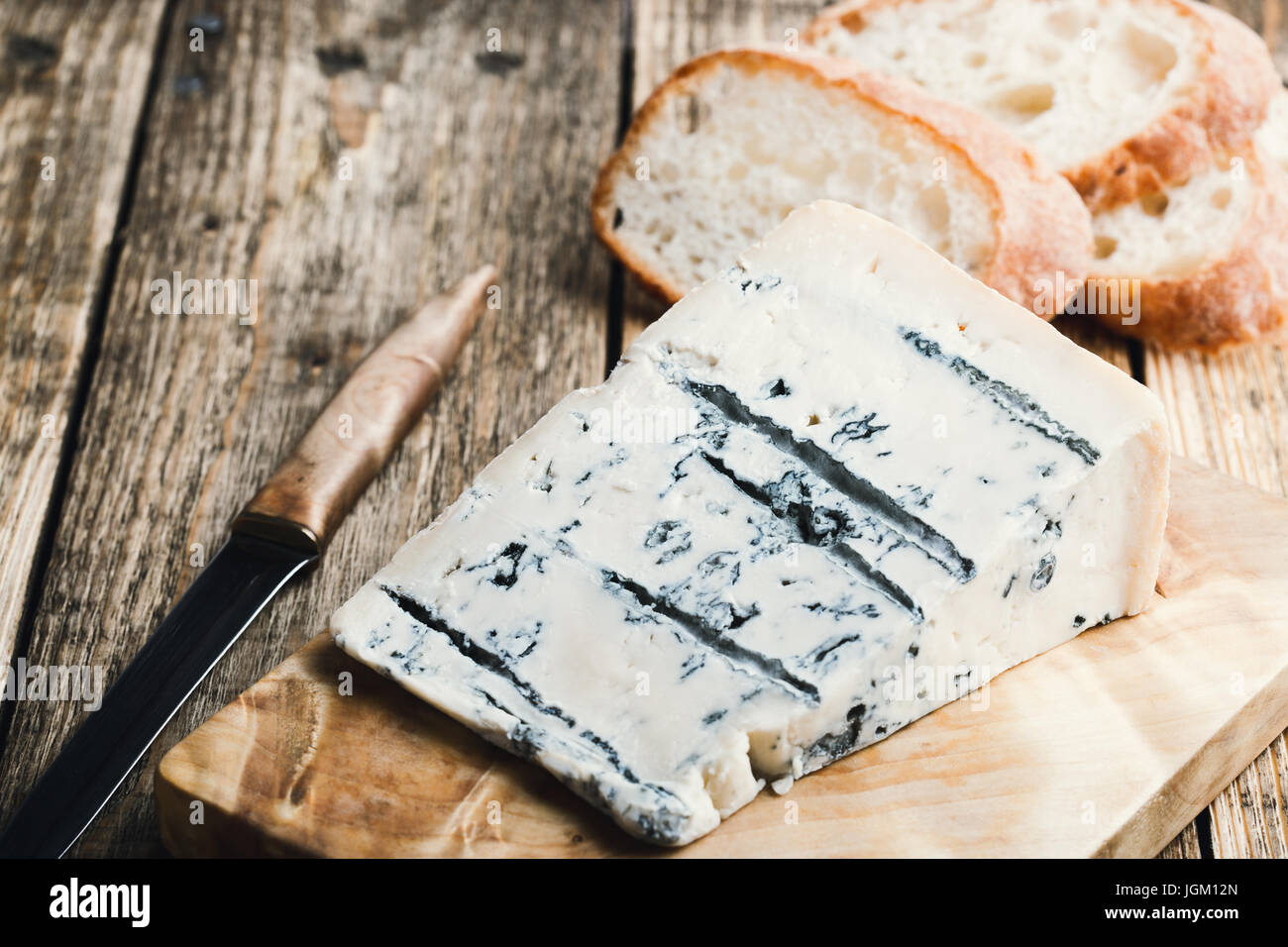 Queso Gorgonzola con pan ciabatta en madera rústica junta de corte Foto de stock