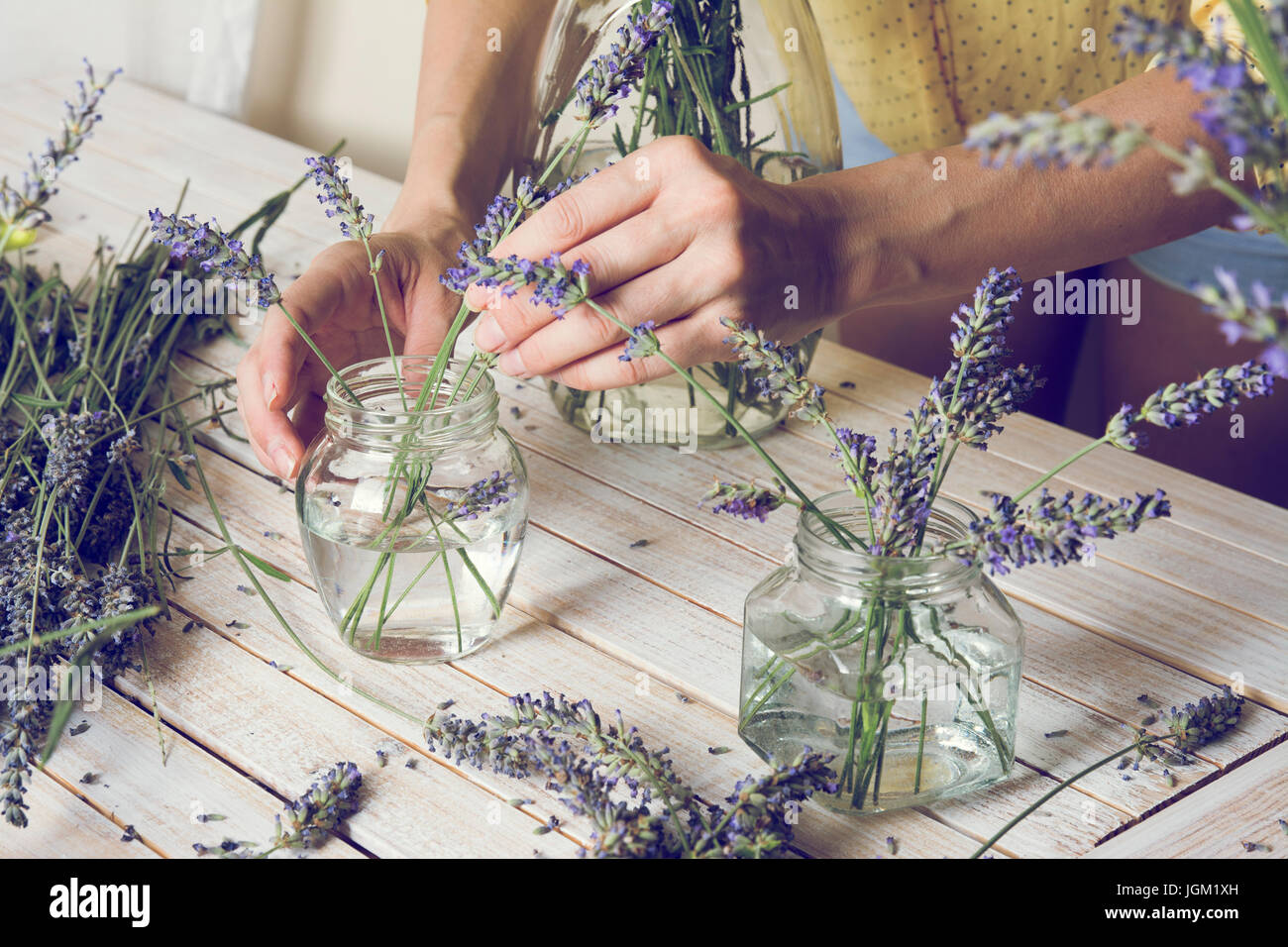 Floristería en el trabajo: creación de pequeños ramilletes de flores de lavanda  natural, actualizándolos en agua Fotografía de stock - Alamy
