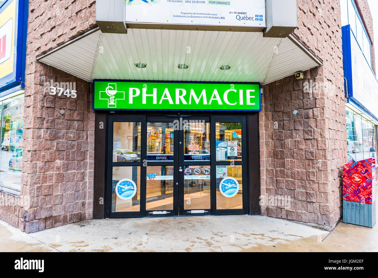 Montreal Canada 26 De Mayo De 17 Pharmacie Almacenar Entrada Y Firmar La Farmacia En El Centro De La Ciudad Durante El Dia Fotografia De Stock Alamy