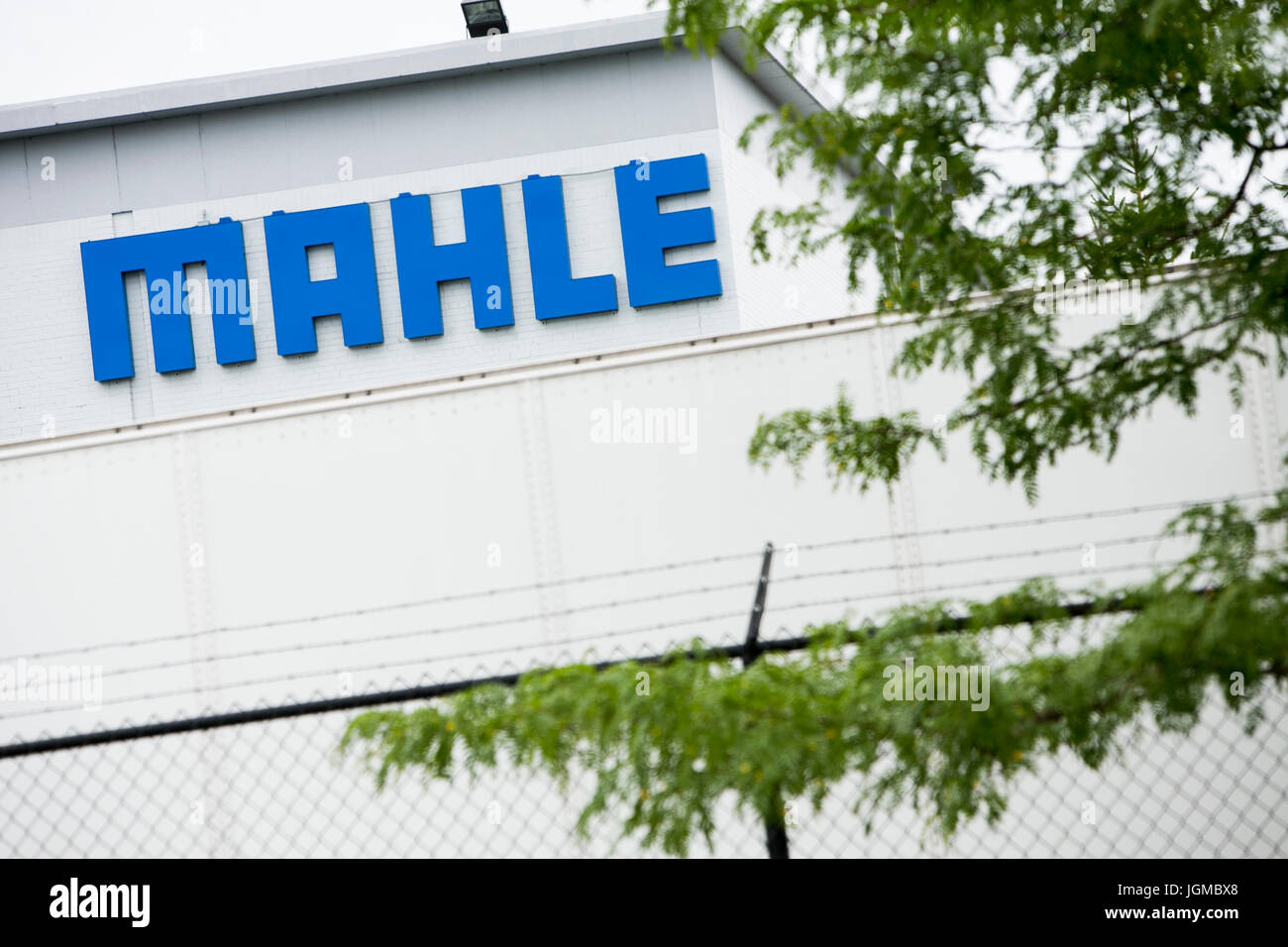 Un logotipo cartel fuera de una instalación ocupada por MAHLE GmbH en