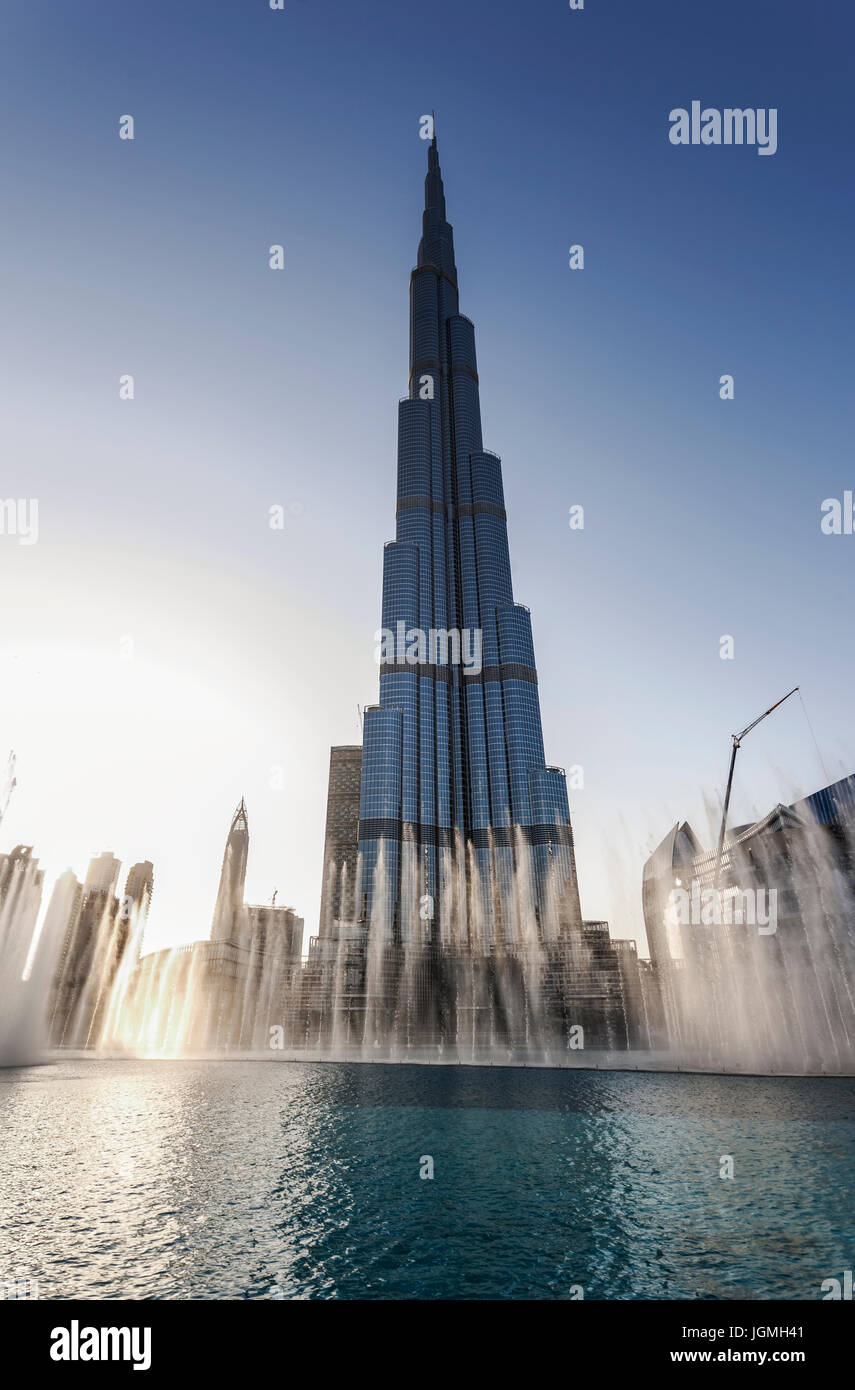 El Burj Khalifa Lake, show de fuente, Burj Khalifa rascacielos, en el centro de la ciudad, Dubai, Emiratos Árabes Unidos. Foto de stock