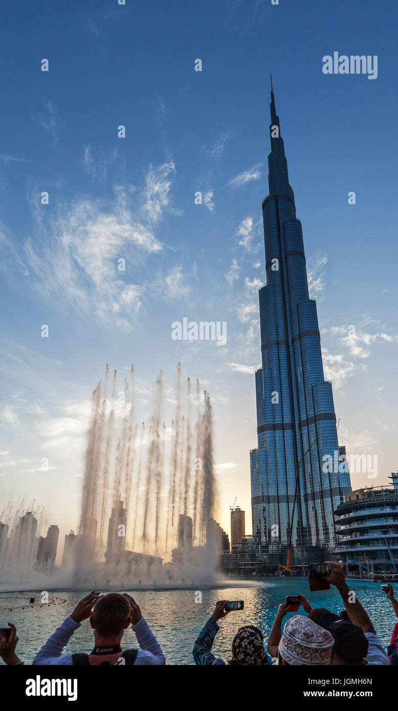 Burj Khalifa Fountain show, Burj Khalifa, rascacielos, en el centro de la ciudad, Dubai, Emiratos Árabes Unidos. Foto de stock