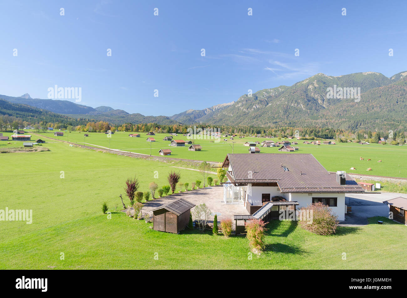 Vista del valle de pastizales en tierras altas alpinas en las estribaciones de los Alpes bávaros Foto de stock