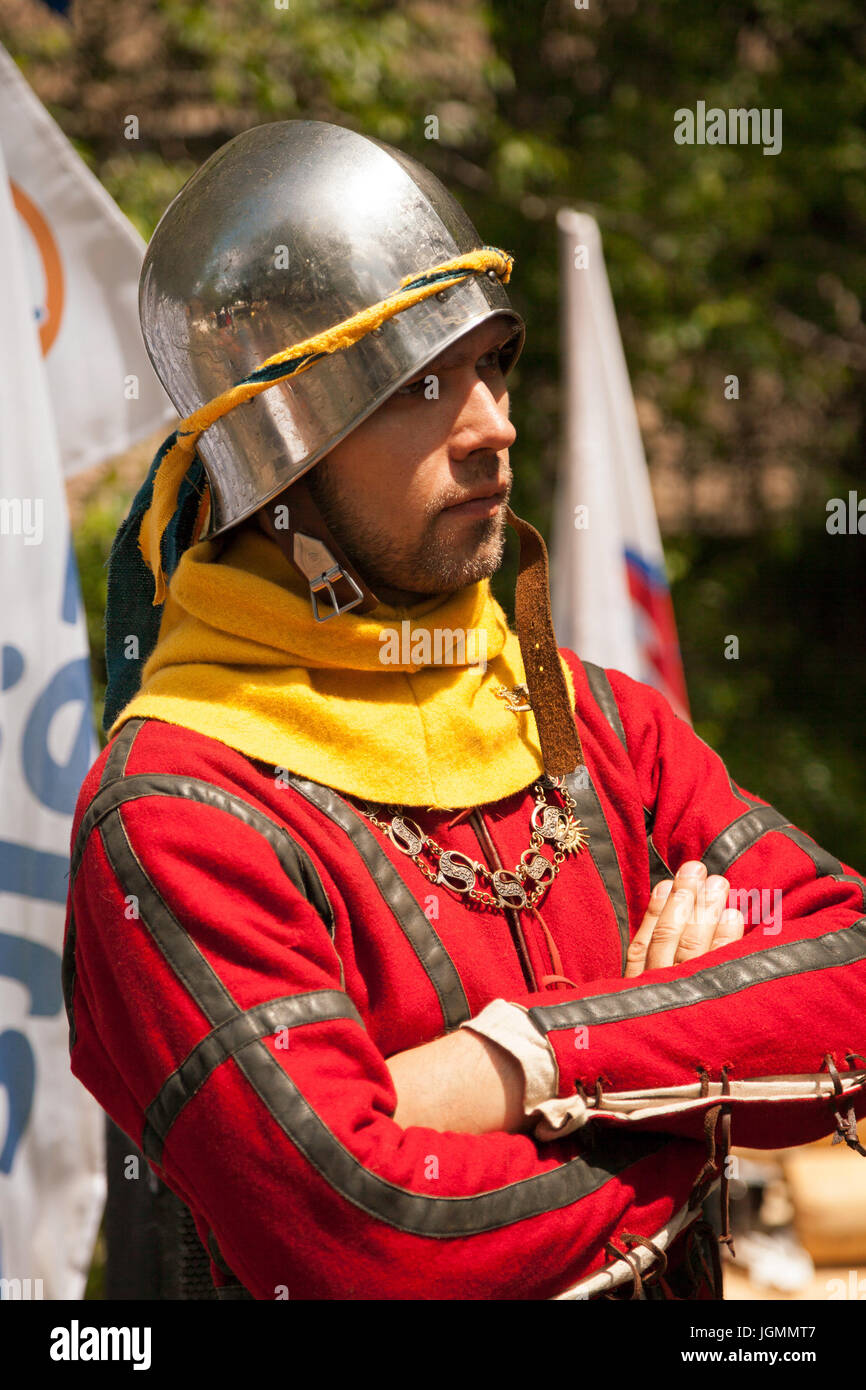 En trajes de época medieval knight torneo. Joven vistiendo casco
