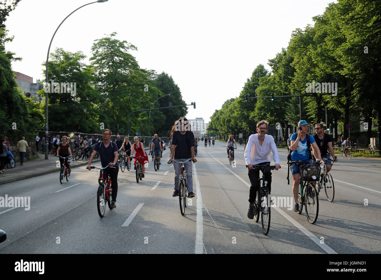 Hamburgo, Alemania. 07 de julio, 2017. Miles de personas se unieron a la bicicleta-demo en Hamburgo para protestar por el G20. Crédito: Alexander Pohl/Pacific Press/Alamy Live News Foto de stock