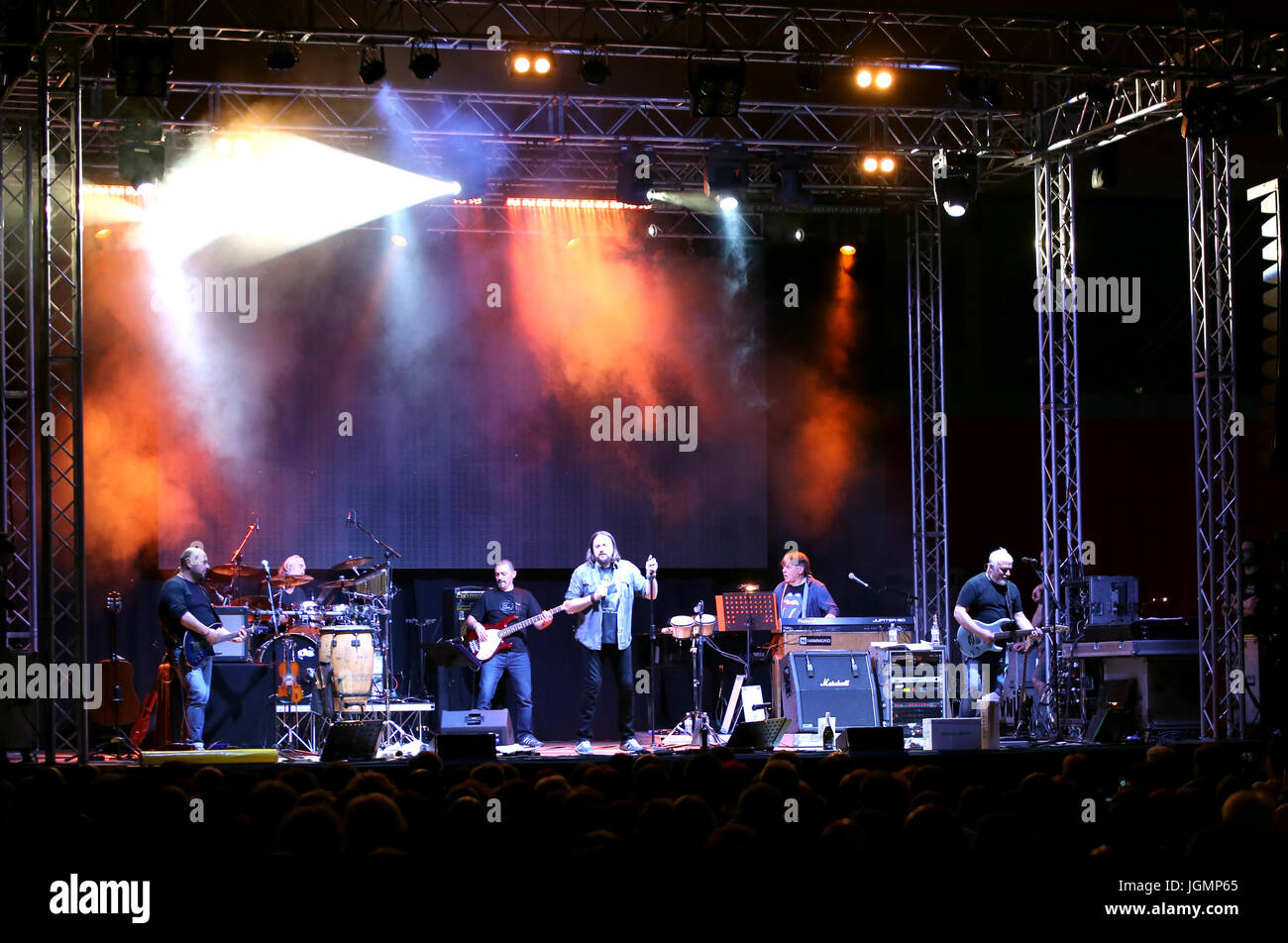 Bassano del Grappa, VI, Italia - 29 de abril de 2017: Nomadi una banda italiana en el escenario durante el concierto en vivo en Italia Foto de stock