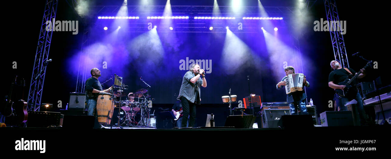 Bassano del Grappa, VI, Italia - 29 de abril de 2017: Nomadi una banda italiana en el escenario durante el concierto en vivo en Italia Foto de stock