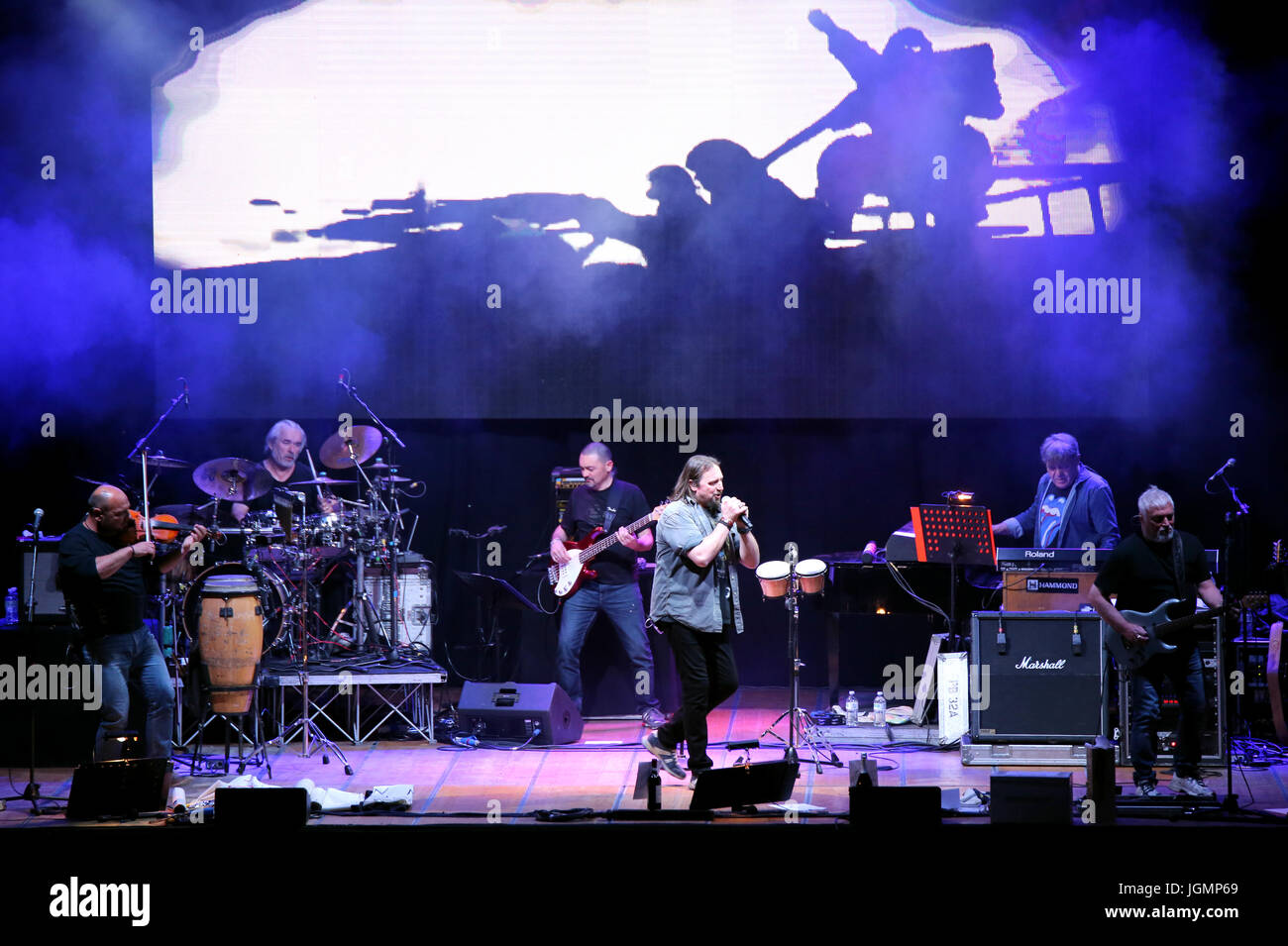 Bassano del Grappa, VI, Italia - 29 de abril de 2017: Nomadi una banda italiana en el escenario durante el concierto en vivo en Italia Foto de stock