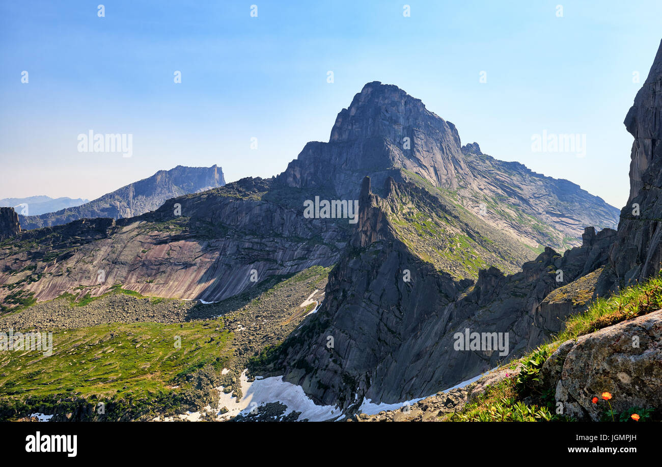 El pico de la montaña estrellada. Ergaki Ridge. Sayan occidentales. Asia central. Rusia Foto de stock