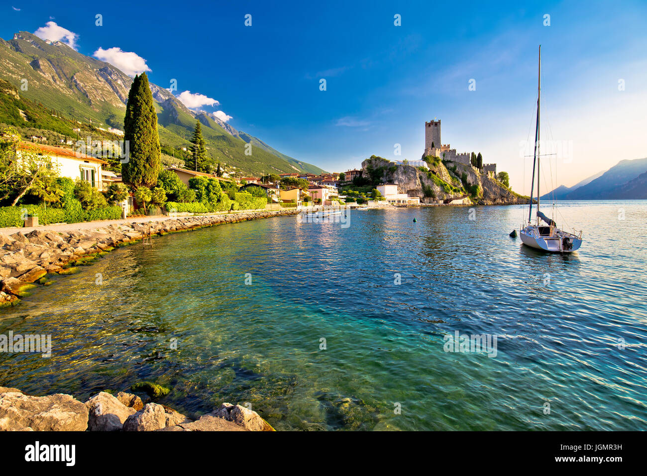 Ciudad de Malcesine Castillo y vistas al río, región del Véneto, Italia, Lago di Garda Foto de stock