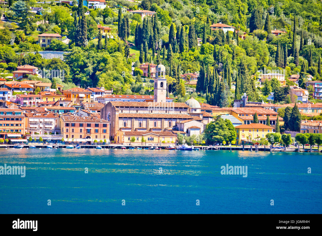 Ciudad de Salo vista frente al mar, Lago di Garda, Lombardía, Italia Foto de stock