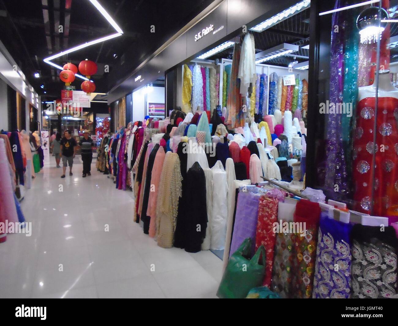 China World tejido textil ropa Outlet Shopping Mall Chakphet Road Bangkok  Thailand Fotografía de stock - Alamy