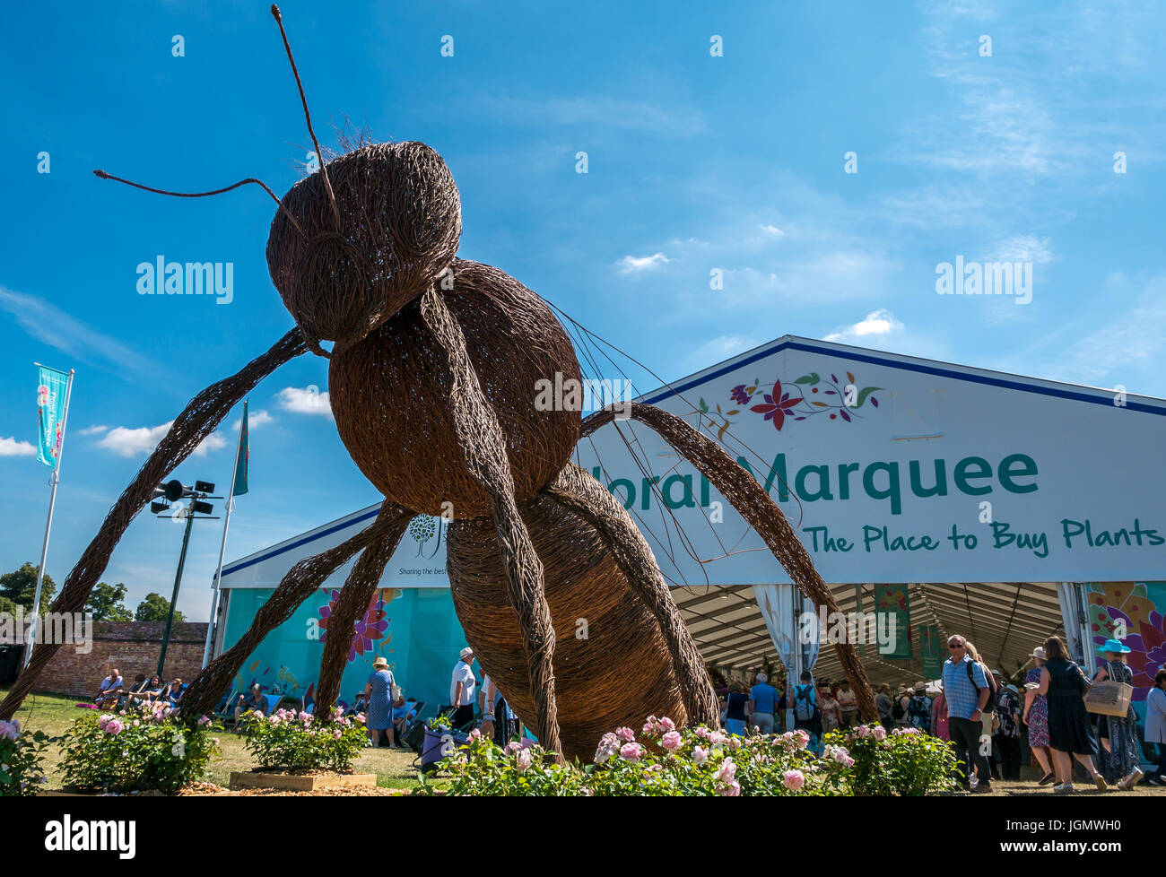 Escultura de abejas de sauce gigante y multitud en el Marquesón Floral, RHS Hampton Court Flower Show, Londres, Inglaterra, Reino Unido Foto de stock