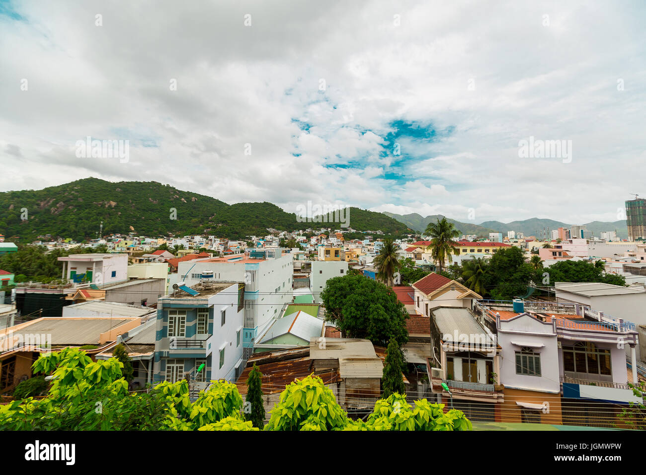 Hermosa vista sobre fondo de cielo azul Nha Trang Vietnam. Panorama de la ciudad de Nha Trang con montañas Vietnam Foto de stock