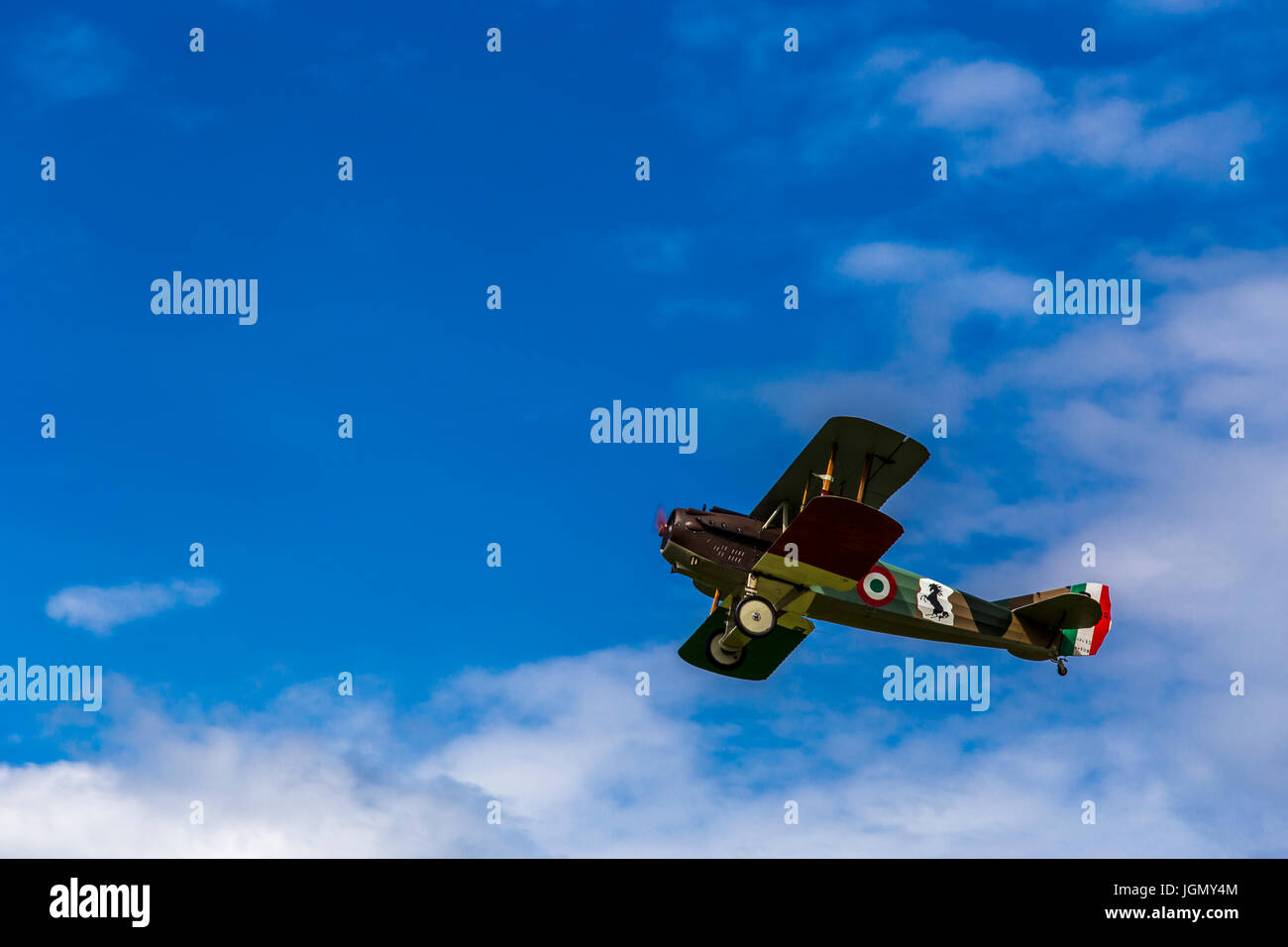 Flying biplano Spad XIII réplica desde la primera guerra mundial entre las nubes. Foto de stock