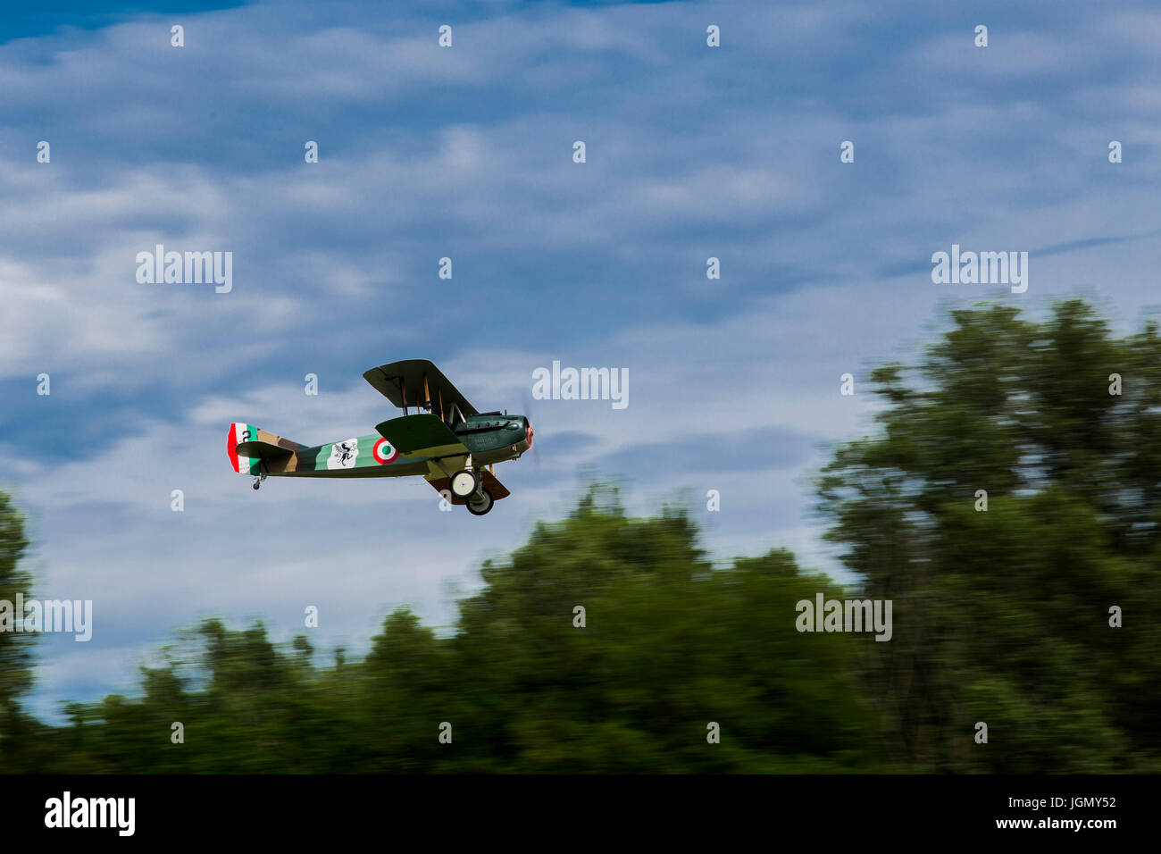 Flying biplano Spad XIII réplica desde la primera guerra mundial entre las nubes. Foto de stock