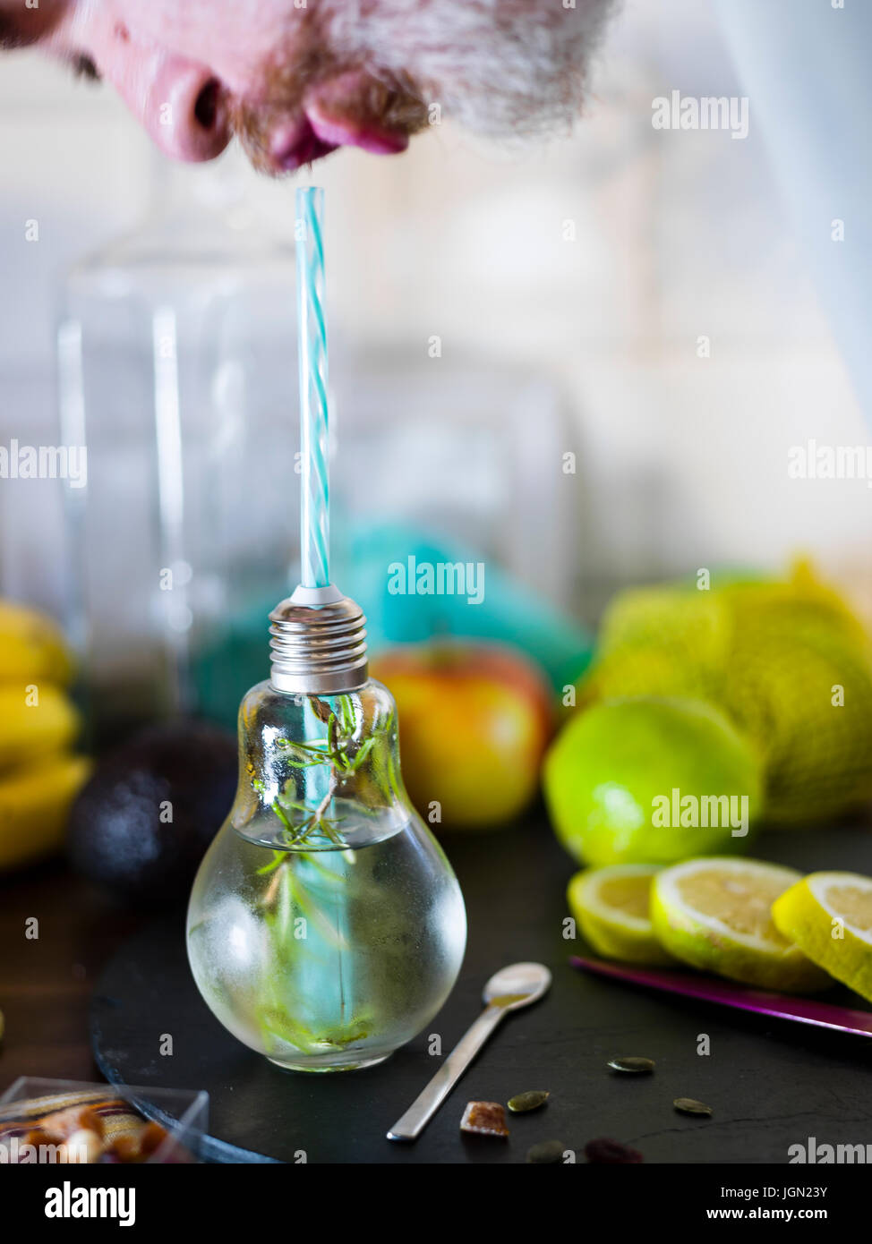 Diseño pequeño frasco con paja lleno con agua de infusiones de limón, la paja. Fresco en verano, el estado de ánimo. Foto de stock