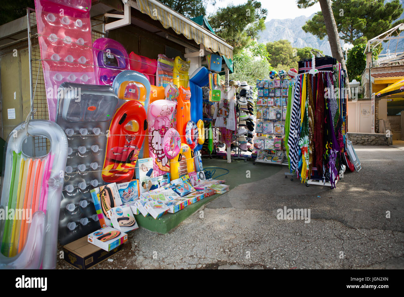 MAKARSKA, Croacia - El 16 de junio, 2017: comprar colchones inflables para nadar en el mar Adriático. Coloridos juguetes niños. Zona turística en Makarska Rivier Fotografía stock Alamy