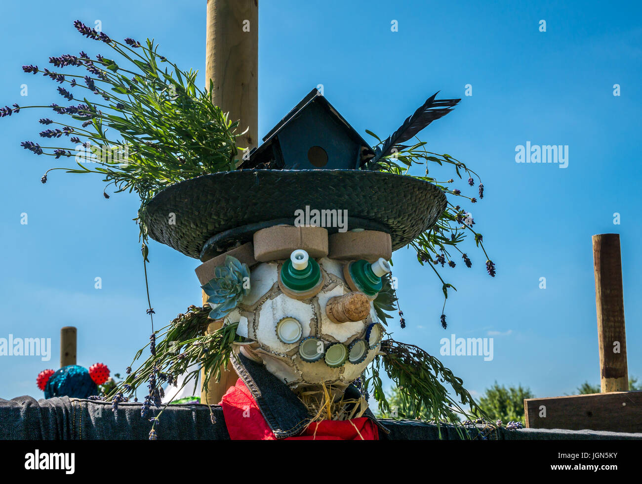 Scarecrow por las escuelas primarias locales sobre el tema de ‘Walk on the Wild Side’, RHS FlowersShow, Londres, Inglaterra, Reino Unido Foto de stock