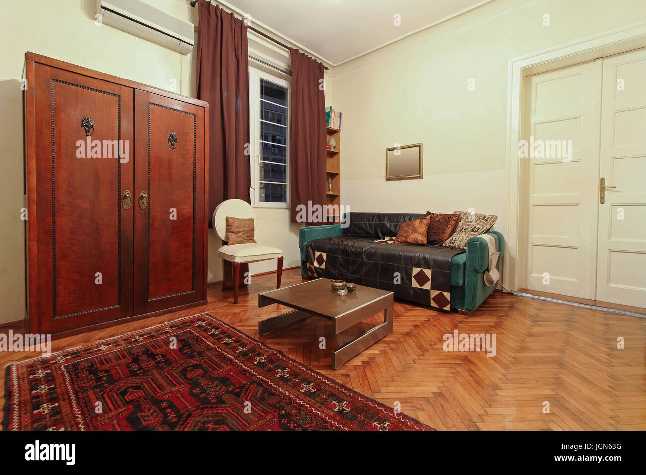 Muebles de estilo retro en casa vieja interior Foto de stock