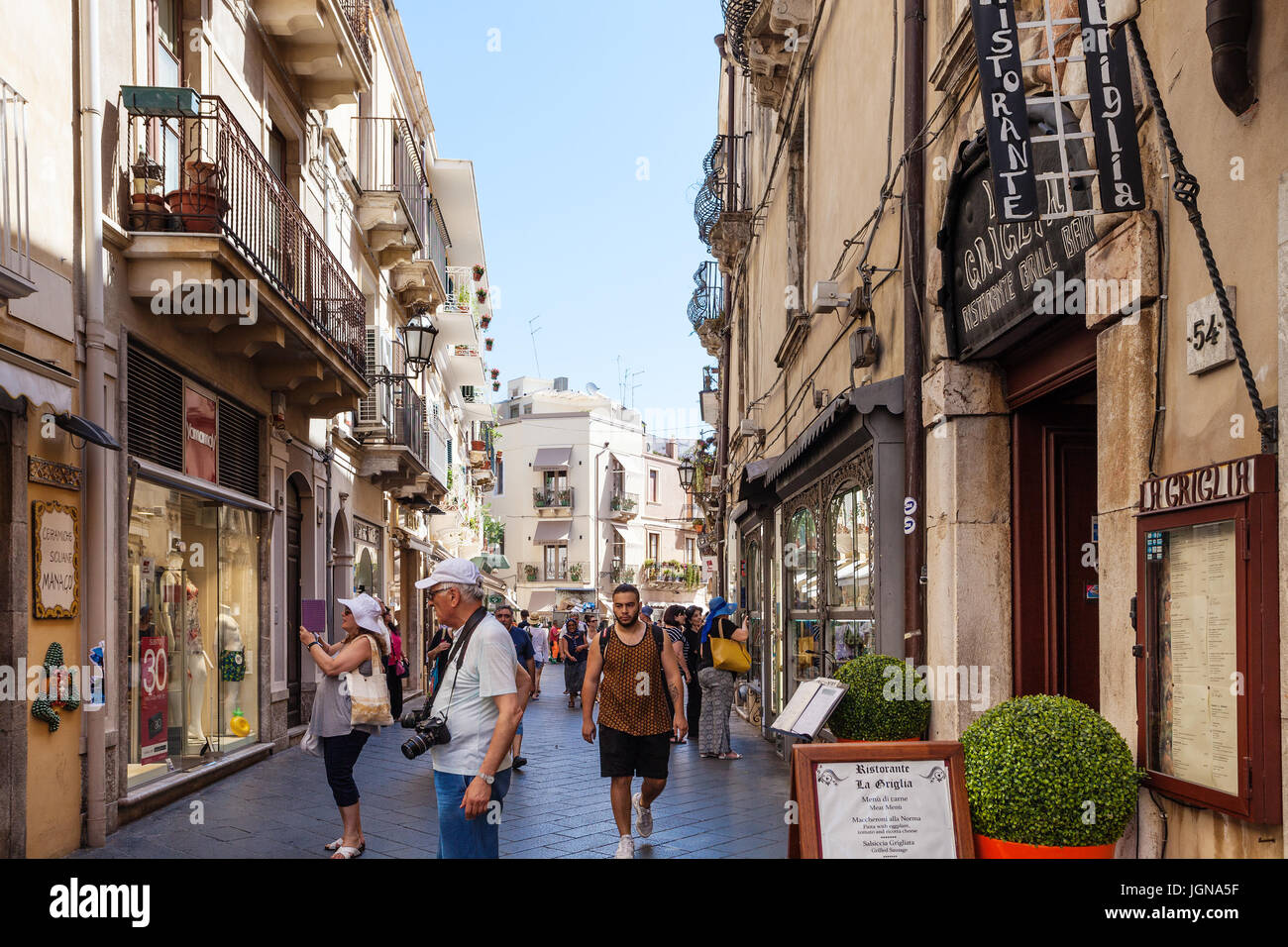TAORMINA, Italia - Junio 29, 2017: los turistas en la calle principal, Corso Umberto I en la ciudad de Taormina. Taormina es ciudad resort en el Mar Jónico, en Sicilia Foto de stock