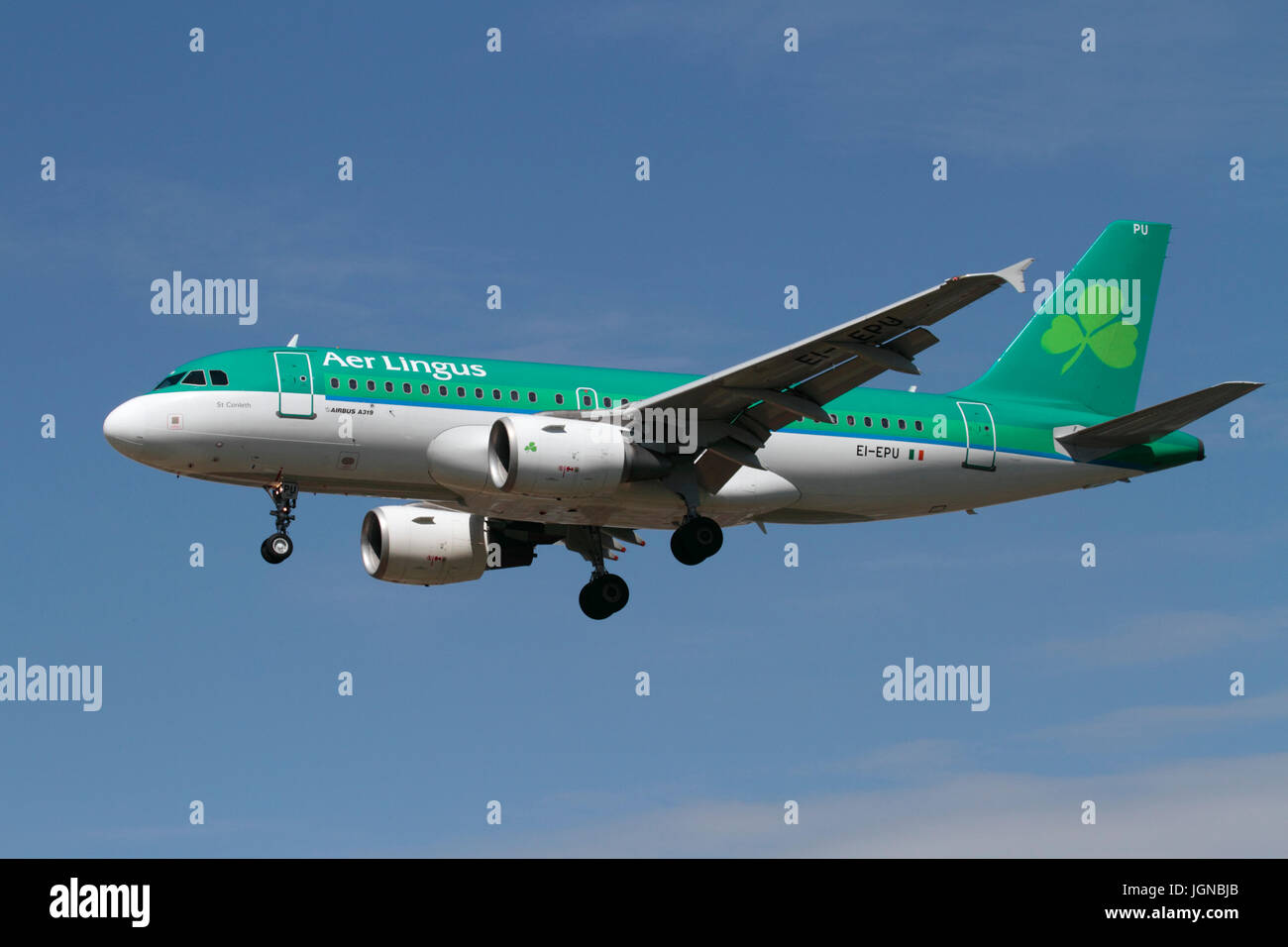 Los viajes en avión. Aer Lingus avión Airbus A319 en el enfoque contra un cielo azul claro Foto de stock