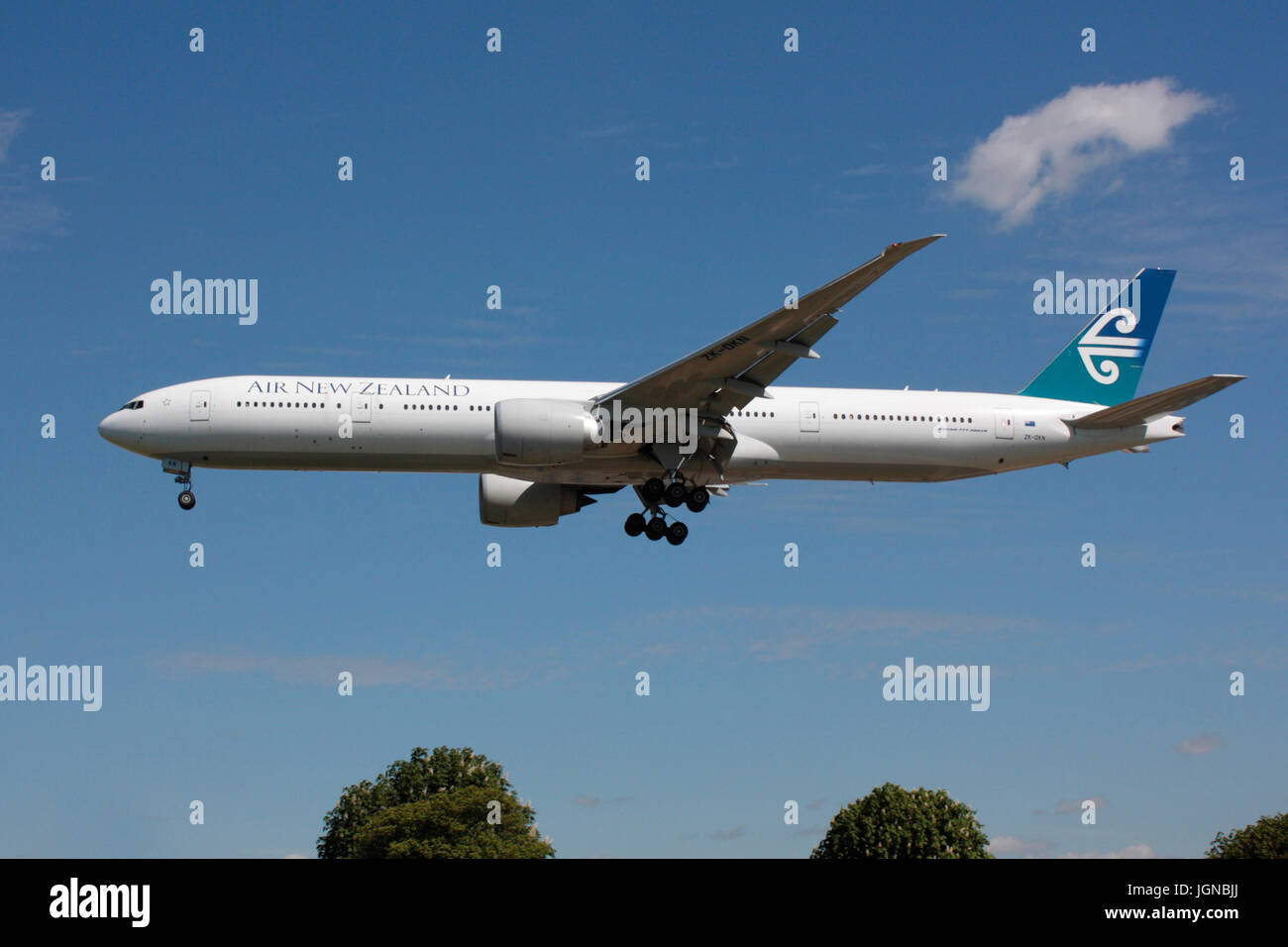 Los viajes aéreos internacionales. Air New Zealand Boeing 777-300ER avión de largo recorrido en la aproximación a Heathrow tras un vuelo intercontinental Foto de stock
