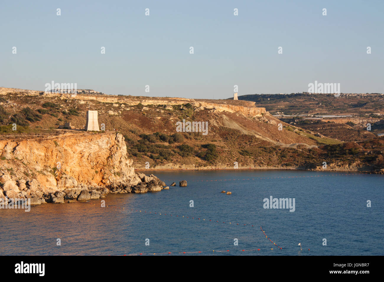 Atalayas en Ghajn Tuffieha en la costa noroeste de Malta. Paisaje costero maltés. Foto de stock