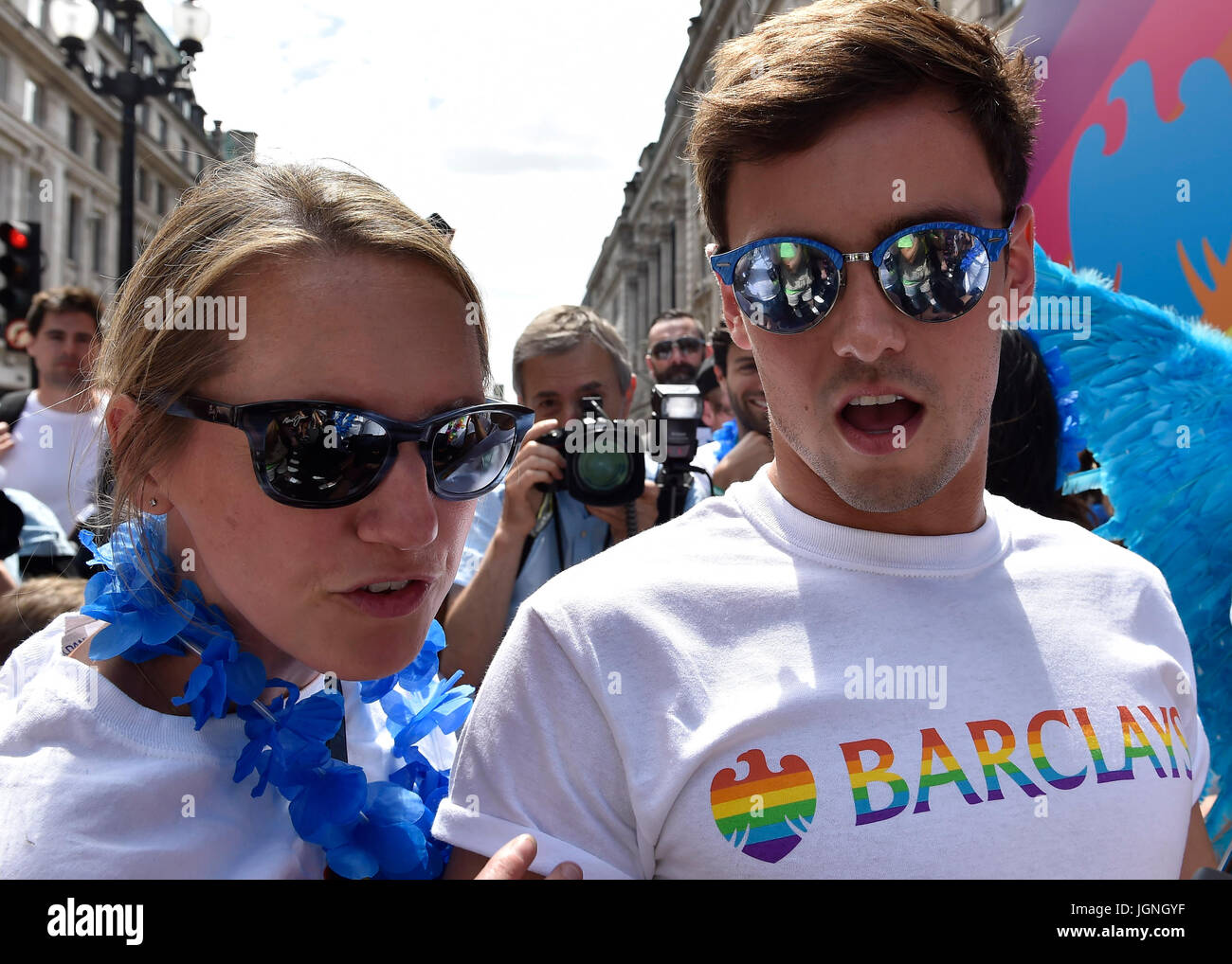 Londres, Reino Unido. 08 de julio, 2017. Tom Daley plantea para los medios de comunicación durante el orgullo en Londres el sábado. Foto : G Taka Taka Crédito: Wu Wu/Alamy Live News Foto de stock