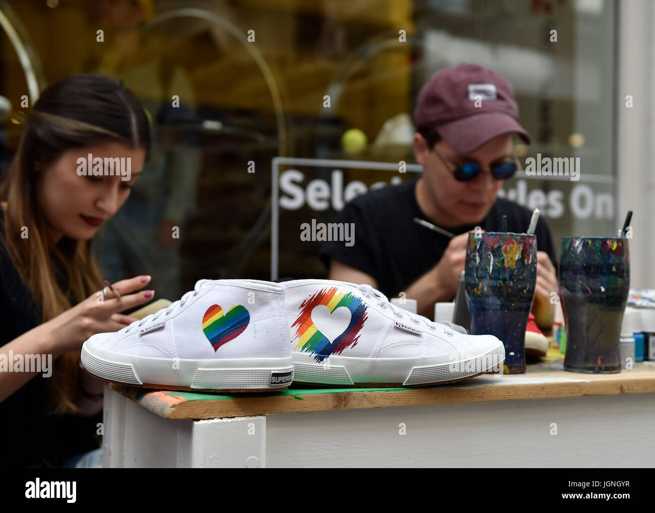 Londres, Reino Unido. 08 de julio, 2017. Los artistas dibujar el arco de lluvia en los zapatos durante el orgullo en Londres el sábado. Foto : G Taka Taka Crédito: Wu Wu/Alamy Live News Foto de stock